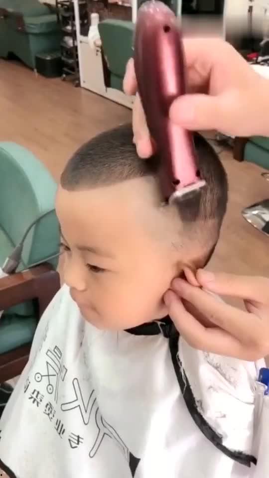 网红小孩紧箍咒发型视频,萌态可掬引网友热议