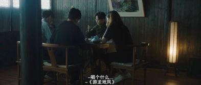 路人吃瓜看戏图片高清,路人围观吃瓜看戏，高清画面捕捉生活百态