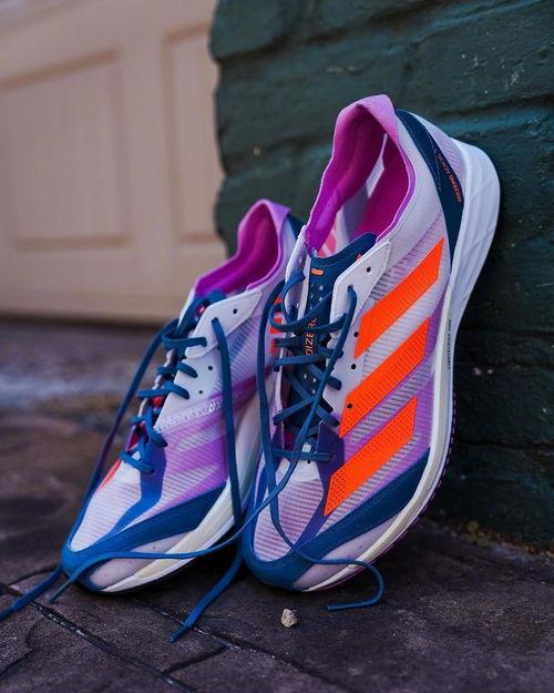 跑鞋最新爆料图片大全,揭秘最新爆料图片大全中的时尚跑鞋风采