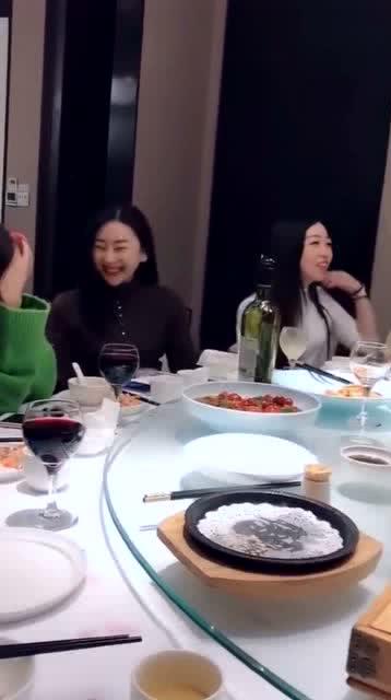 明星上桌吃饭视频大全,明星同框美食盛宴大盘点